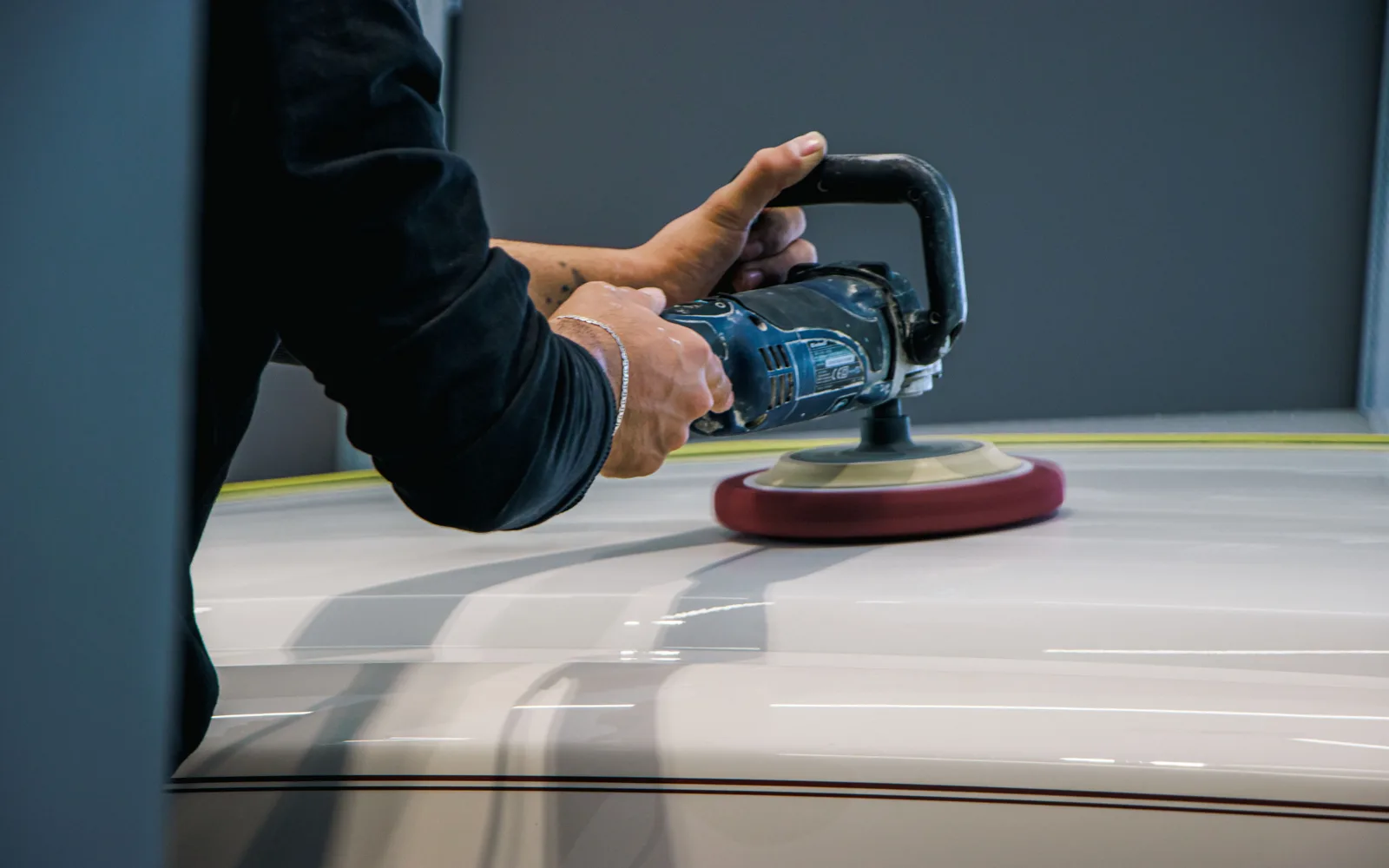 Polissage d’un vernis blanc à la polisseuse orbitale