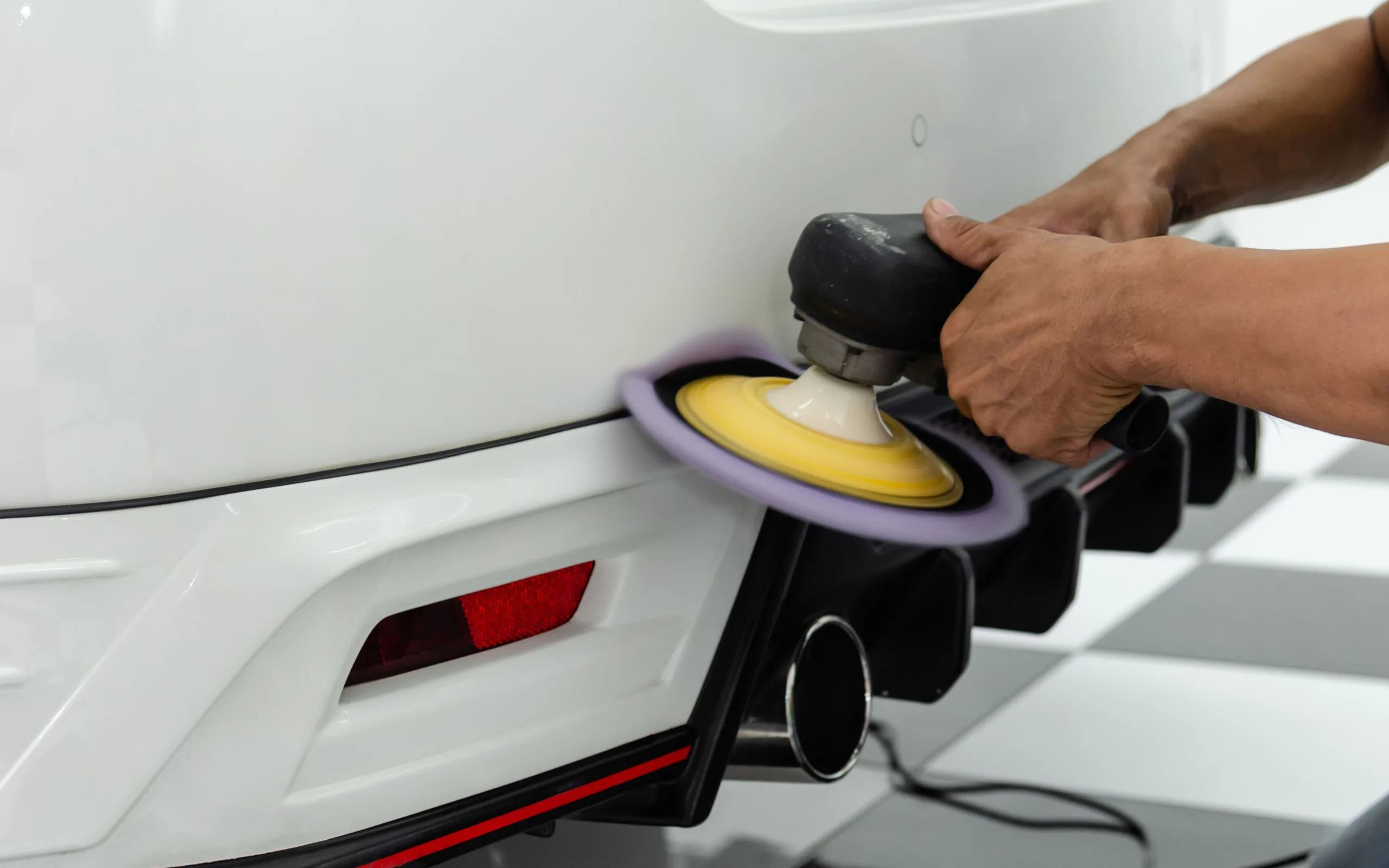 Travail de préparation sur une carrosserie en atelier